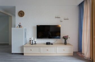 Verwarm je woonkamer: stijlvolle tv-wand met haard ideeën